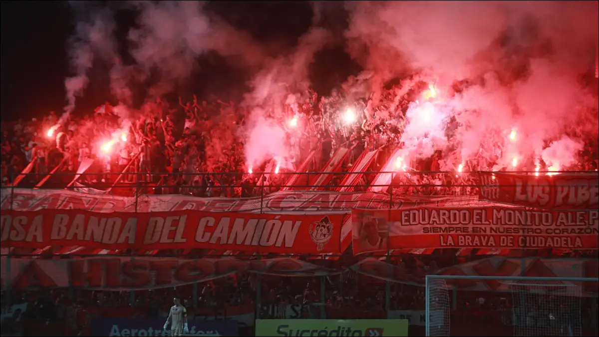 CORTE DE LUZ. La falla en el sistema de iluminación obligó a dar por terminado el encuentro cuando quedaban minutos por jugarse.