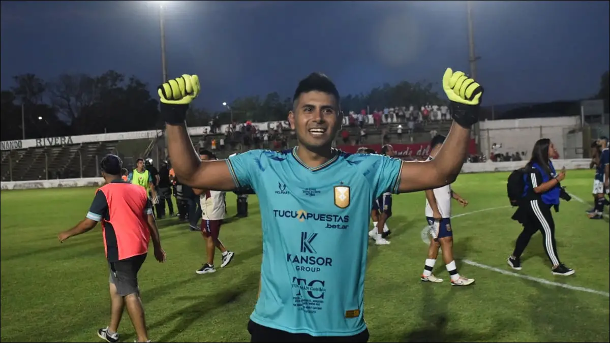 FIGURA. El arquero sostuvo al equipo en la definición y terminó siendo determinante en el momento más caliente de la noche.