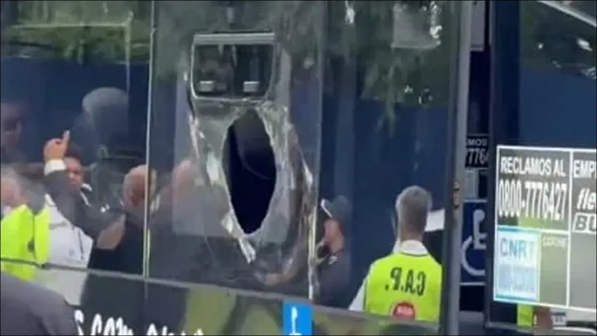 VIOLENCIA. Micro del Pincha con daños tras los incidentes en el ingreso al estadio.