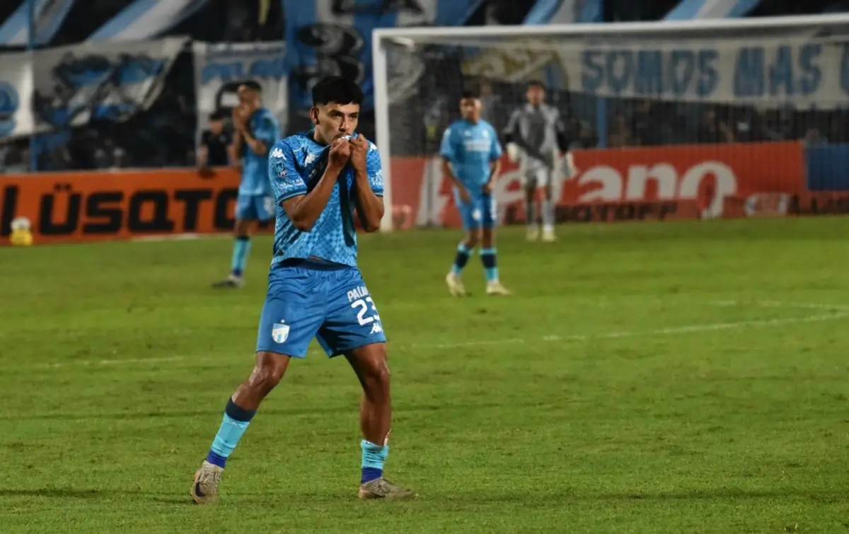 CERRÓ EL MARCADOR. Nicolás Laméndola mostró un muy buen nivel y convirtió el cuarto tanto para el Decano.