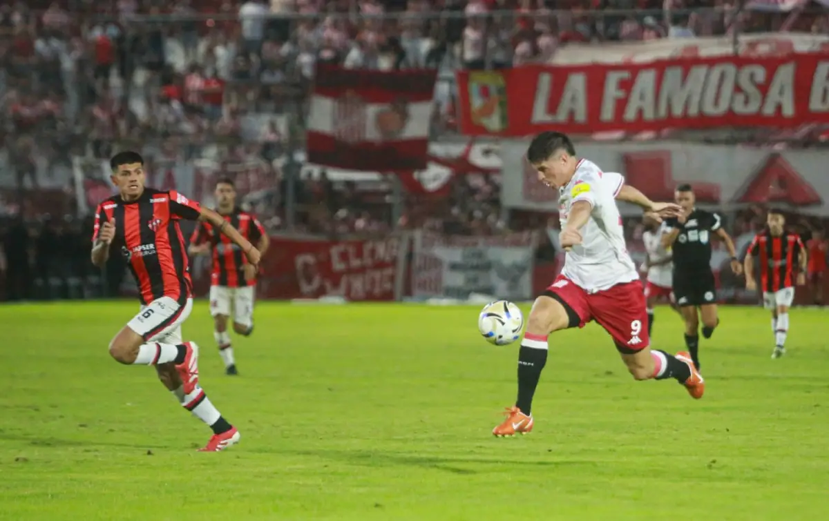 CON LA PELOTA DOMINADA. Facundo Pons trata de escapar de la marca de Gabriel Díaz. El delantero del “Santo” tuvo poca participación en el juego.