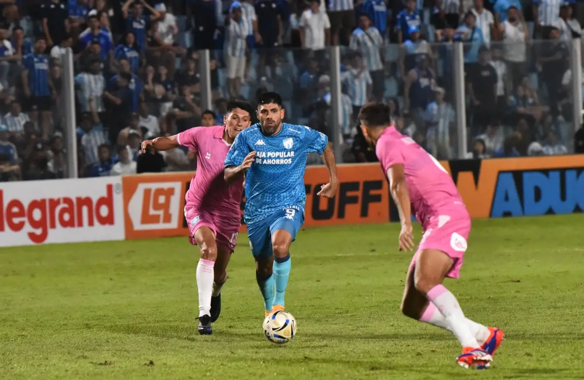 GOLEADOR. El Loco Díaz volvió a ser clave en el triunfo de Atlético sobre Estudiantes de Río Cuarto. LA GACETA/OSVALDO RIPOLL