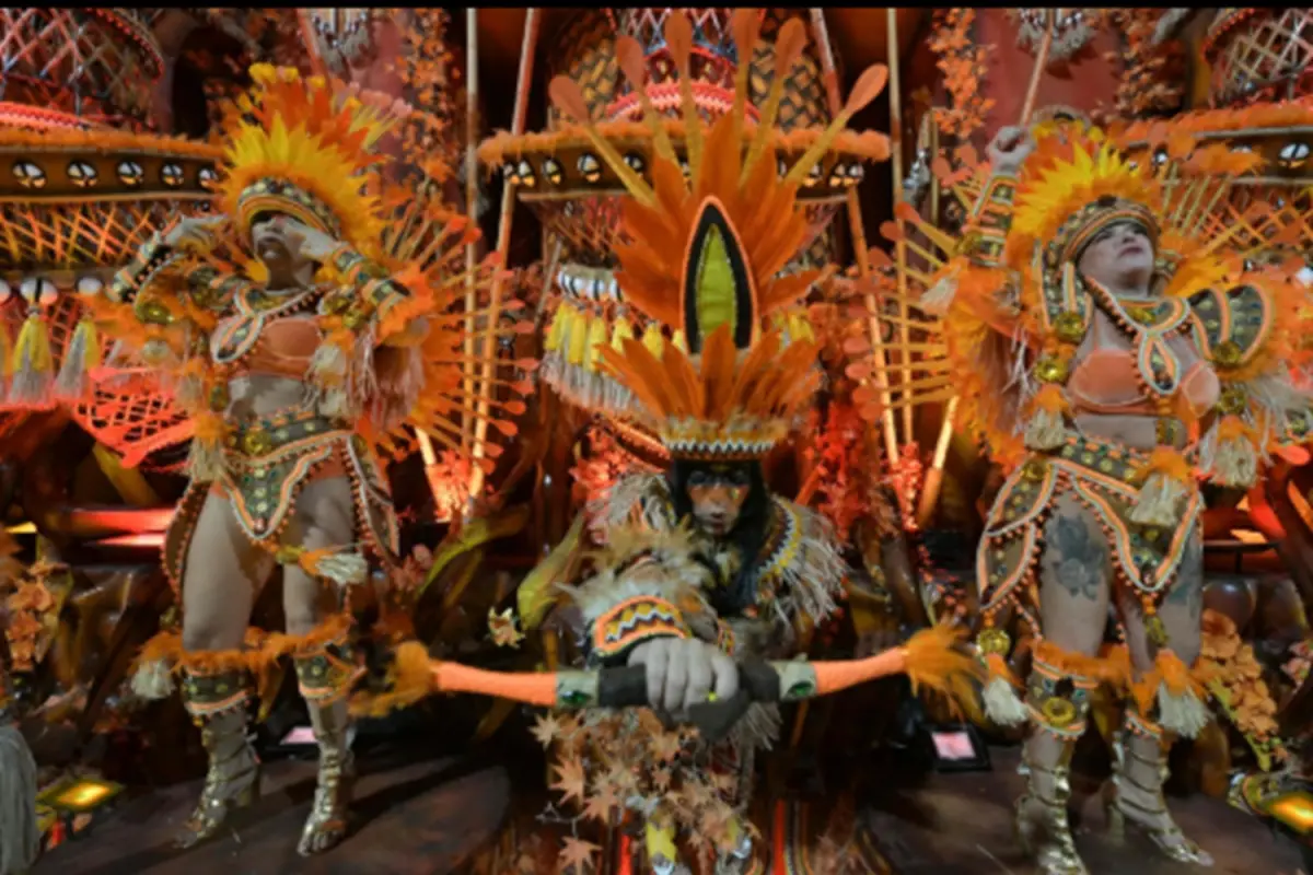 La primera noche del desfile oficial del Carnaval 2026 de Brasil, en la ciudad de Sao Paulo (sureste), estuvo marcada por temáticas de contenido social, religioso y cultural por parte de las escuelas de samba.