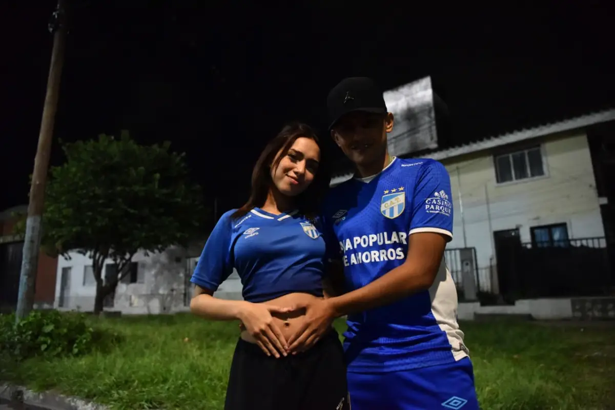 EN CAMINO. Iara y Marcos llegaron al Monumental pero pronto serán tres. Los novios asisten desde hace un año y están en la dulce espera: dentro de seis meses, un nuevo decanito llegará al mundo.