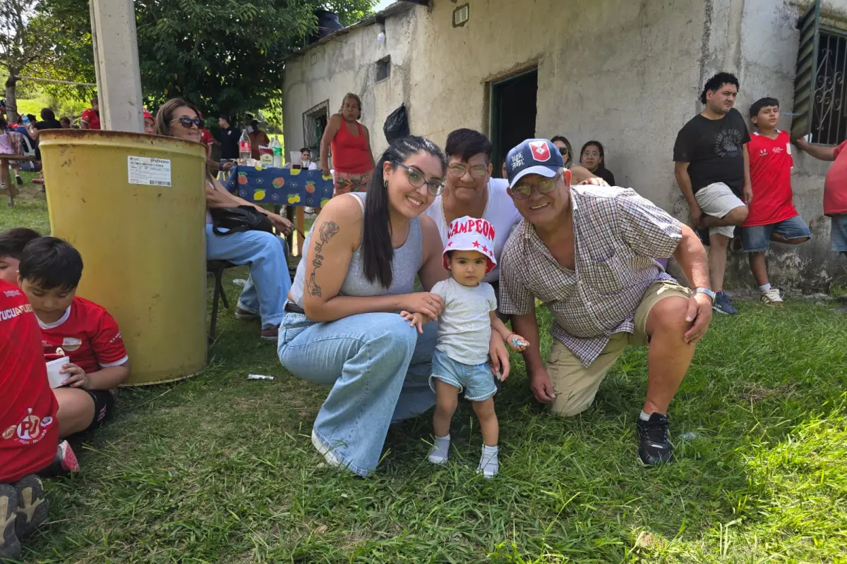 La familia de Barrera está lista para disfrutar el partido.
