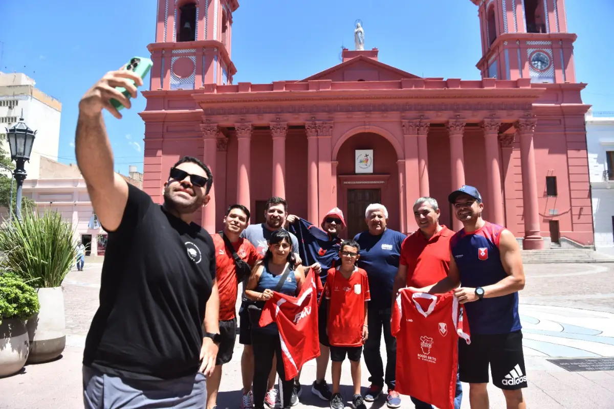 LLEGARON A CATAMARCA. Los hinchas del Rojo ya están en la capital vecina para ver la final entre Tucumán Central y General Paz Juniors.
