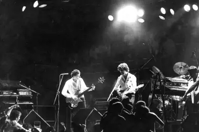 Recuerdos fotográficos: 1986. Unos 50 inadaptados agreden a Charly y a Pedro Aznar en Villa Luján