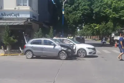 Un choque entre dos autos alteró la tranquilidad del domingo en Barrio Sur