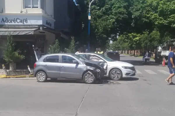 Un choque entre dos autos alteró la tranquilidad del domingo en Barrio Sur