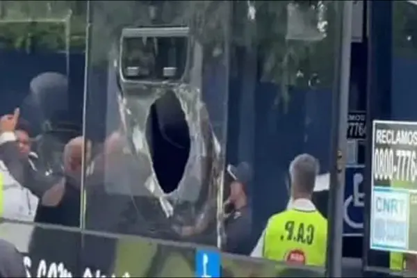 Violencia en el clásico platense: agredieron el micro de Estudiantes en la llegada a la cancha de Gimnasia