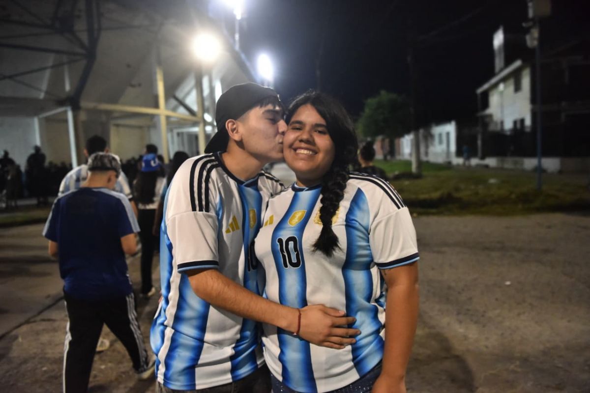 DEBUT. Agustina sorprendió a Matías: su regalo fue ir por primera vez al José Fierro.