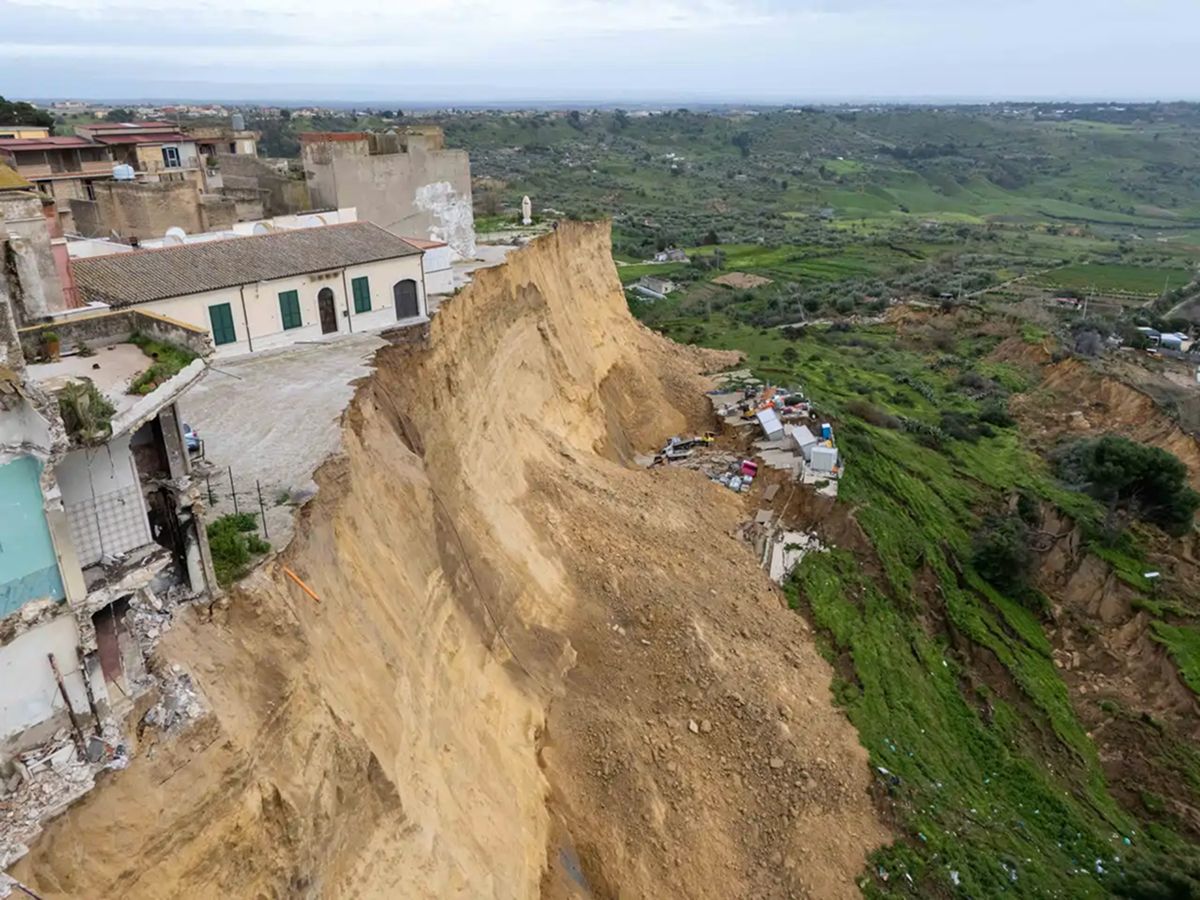 Imagen del barranco causado por un corrimiento de tierra en la localidad siciliana de Niscemi.