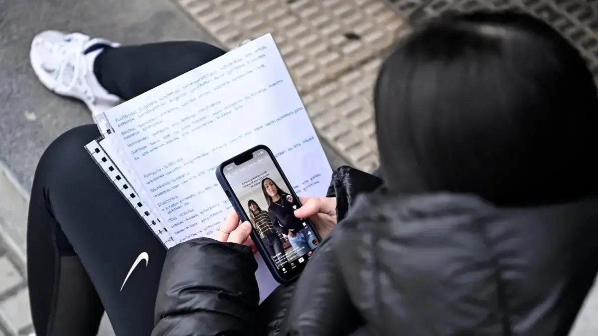 ¿ALCANZA CON PROHIBIR? Adolescentes y redes sociales. 