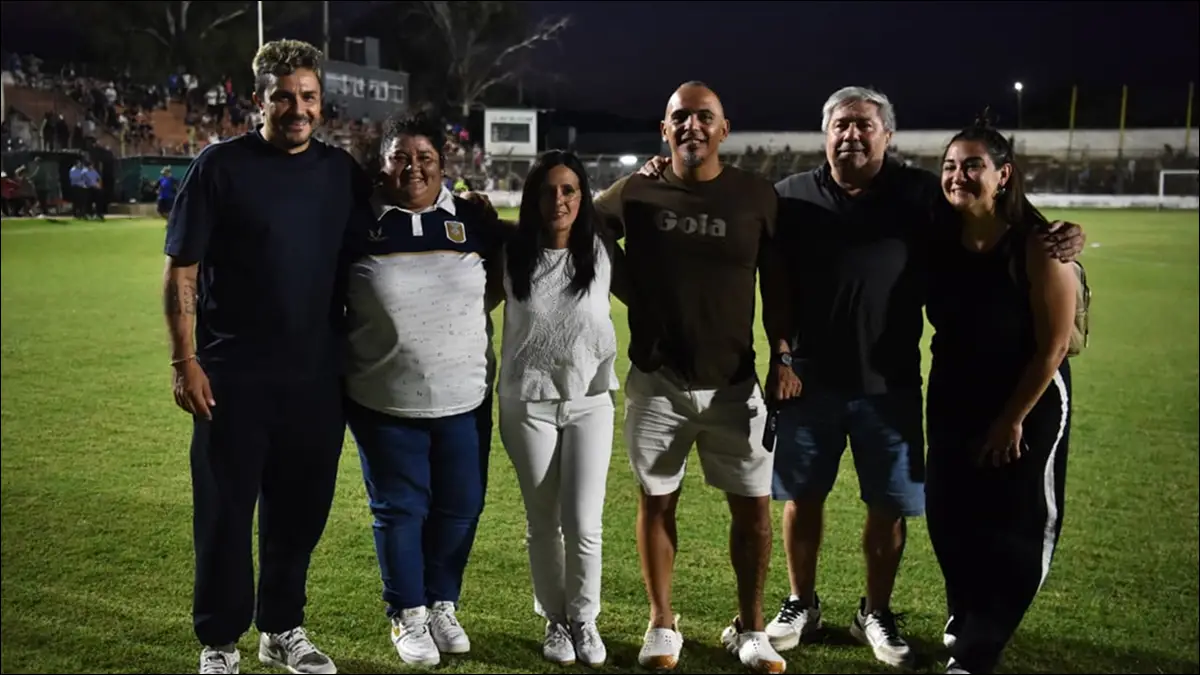 DIRIGENTES. De izquierda a derecha, Eduardo Monteros, presidente de la Liga Tucumana, Soledad González, presidenta de Tucumán Central, Silvia Jiménez, presidenta de la Liga Catamarqueña y Darío Zamoratte, vice de la Liga Tucumana, junto a otros invitados.