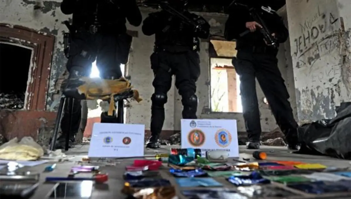 DINERO FRESCO. Los narcos se encargan de pagar boletas de la luz y hasta los servicios fúnebres del vecindario que dominan.