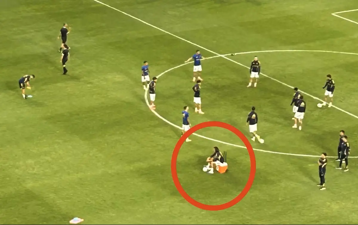 POLÉMICA. En el mundo Boca no cayó bien la actitud de Cavani durante la entrada en calor.