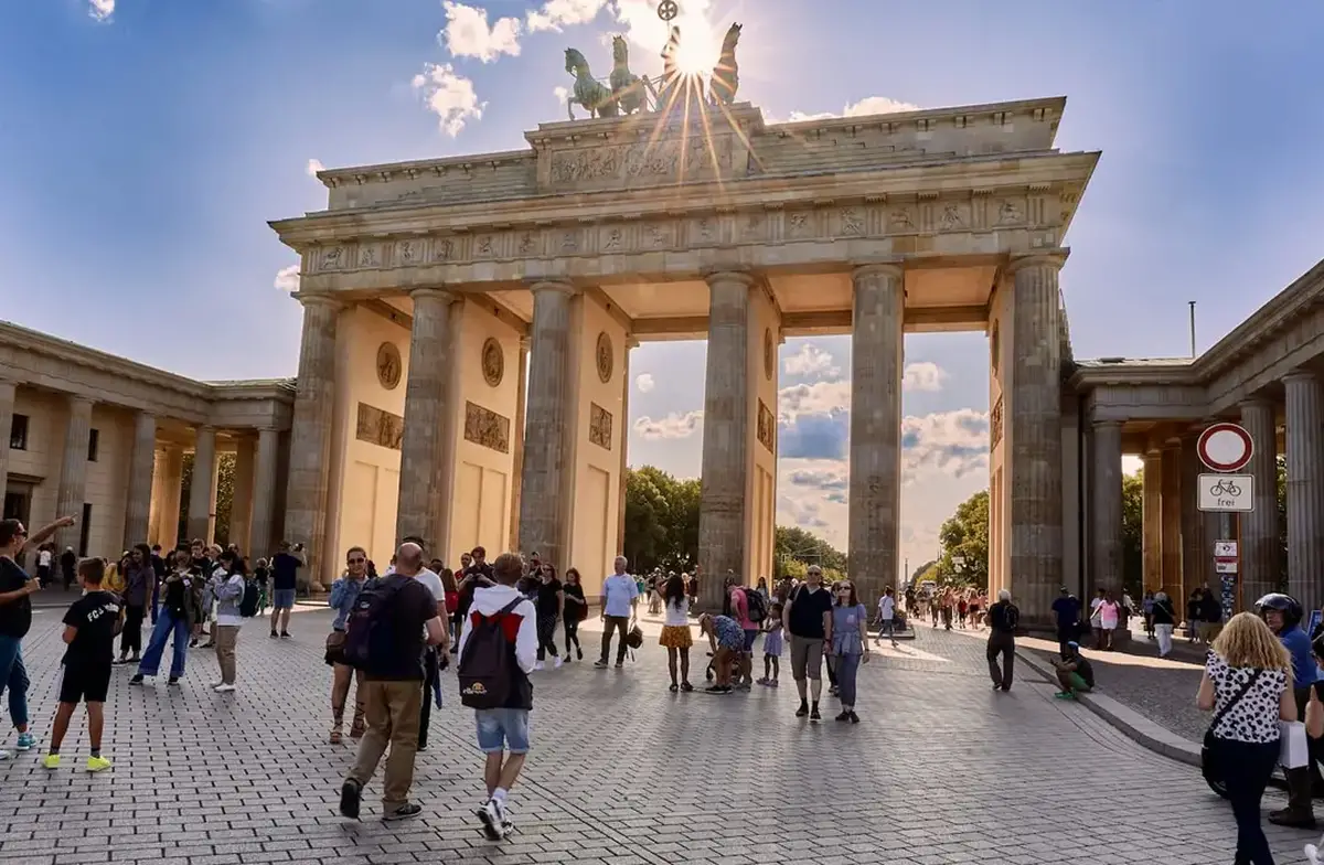 BECAS PARA VIAJAR A ALEMANIA. El encuentro global organizado por el Center for Global Dialogue & Leadership ofrece cupos financiados y modalidades garantizadas para jóvenes de 16 a 46 años. / PUERTA DE BRANDEMBURGO