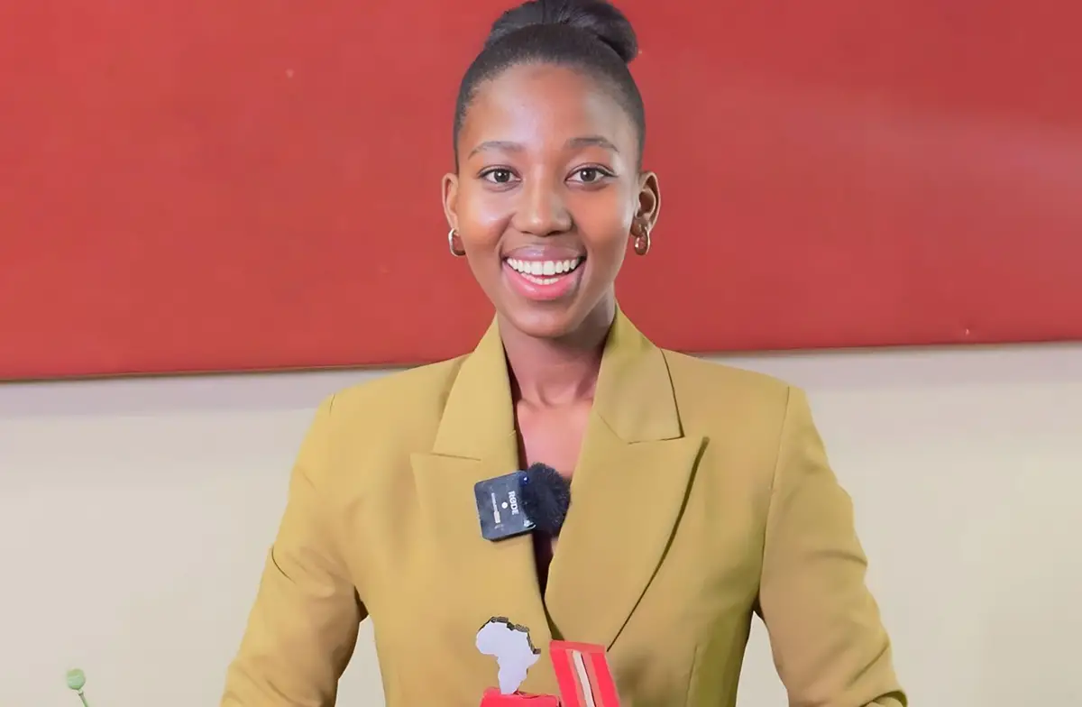 SEGURIDAD PARA MUJERES. La estudiante que desarrolló aros con alerta y GPS. / BOHLALE MPHAHLELE