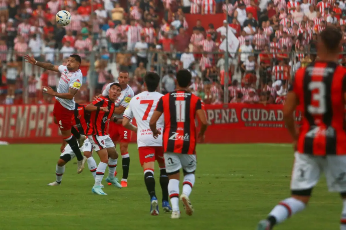 DE AIRE. Salazar rechaza de cabeza mientras Ferreyra estorba al rival.