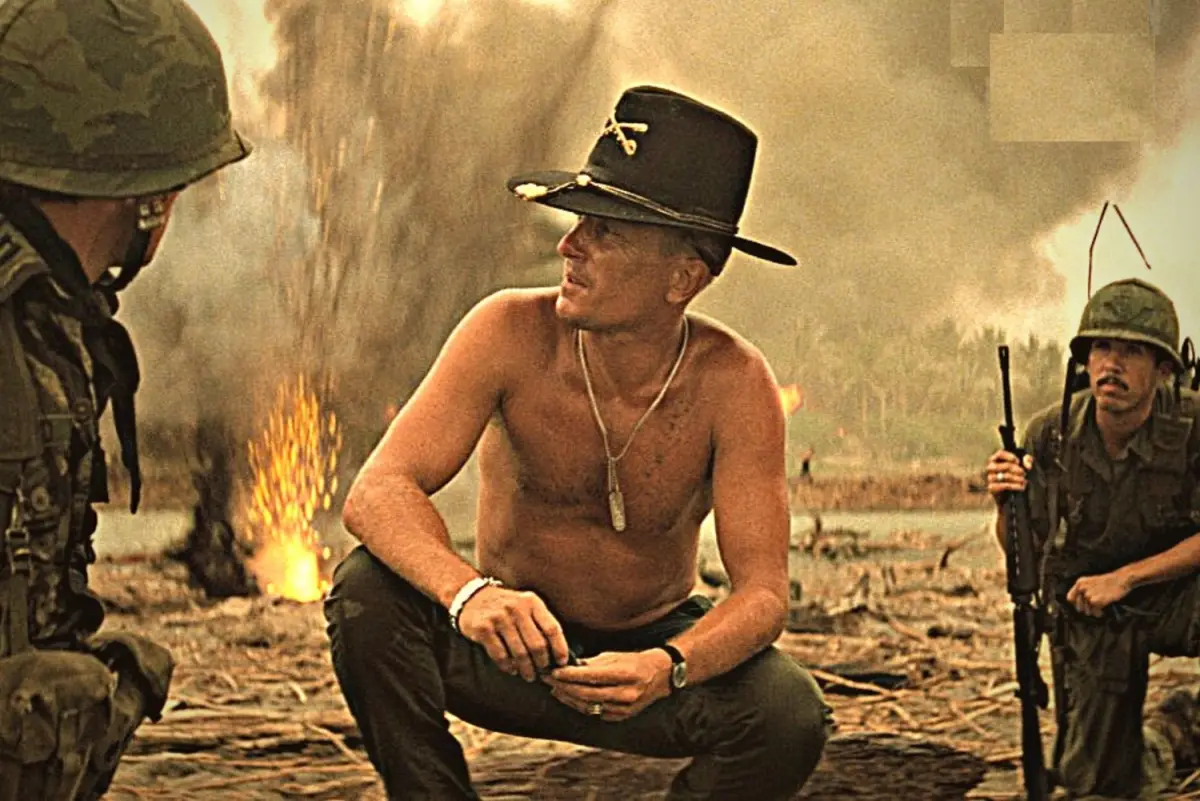 Robert Duvall, en una de sus escenas más icónicas, en la película Apocalipsis Now.