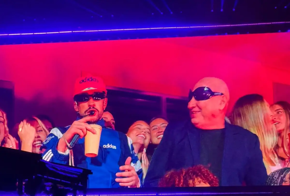 La Mosca fue uno de los protagonistas de la noche al aparecer al lado de Bad Bunny en la casita.