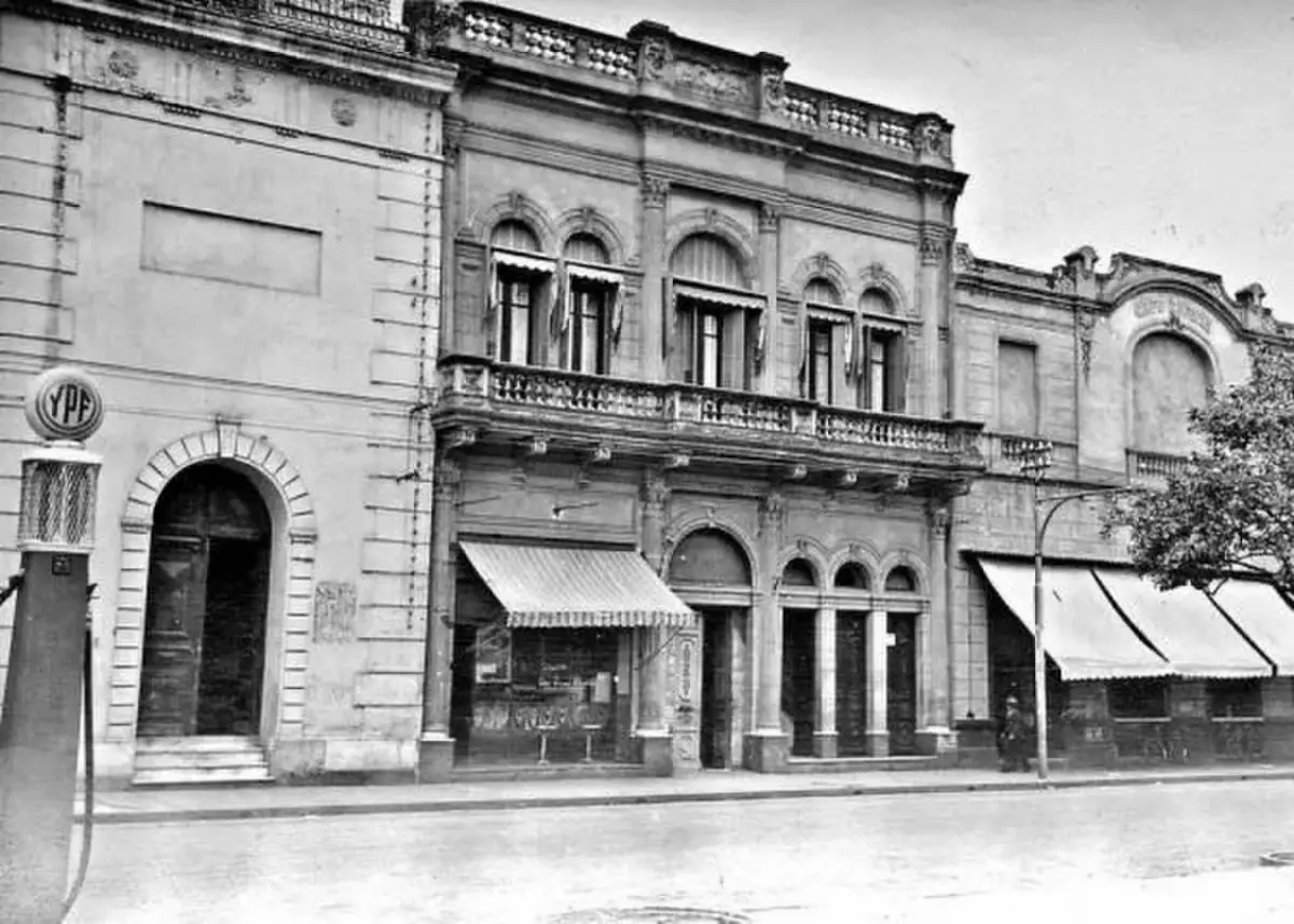 Recuerdos fotográficos: 1926. Se instalan los primeros surtidores de nafta en las veredas