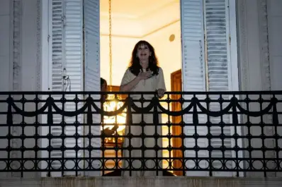 Cristina Kirchner volvió al balcón para saludar a murgueros