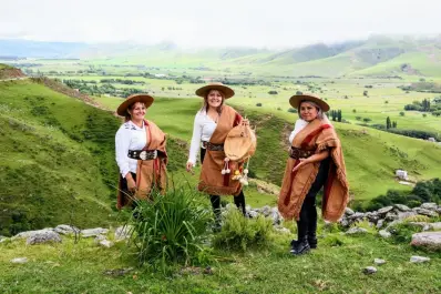 Después de casi una vida sin cantar juntas, tres hermanas copleras volvieron a reunirse