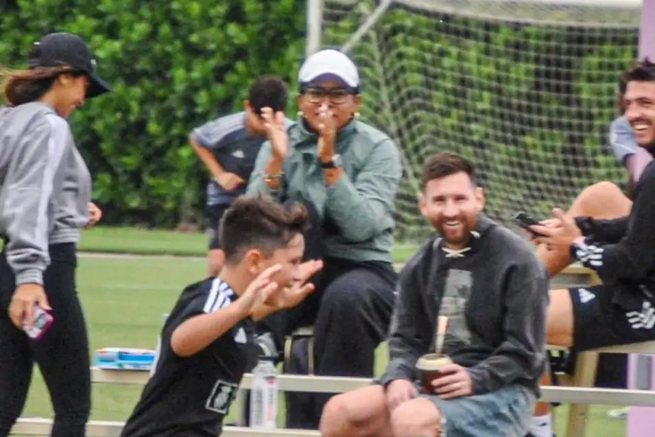 FESTEJO. Mateo celebra su gol ante la mirada de su padre, que sonríe.