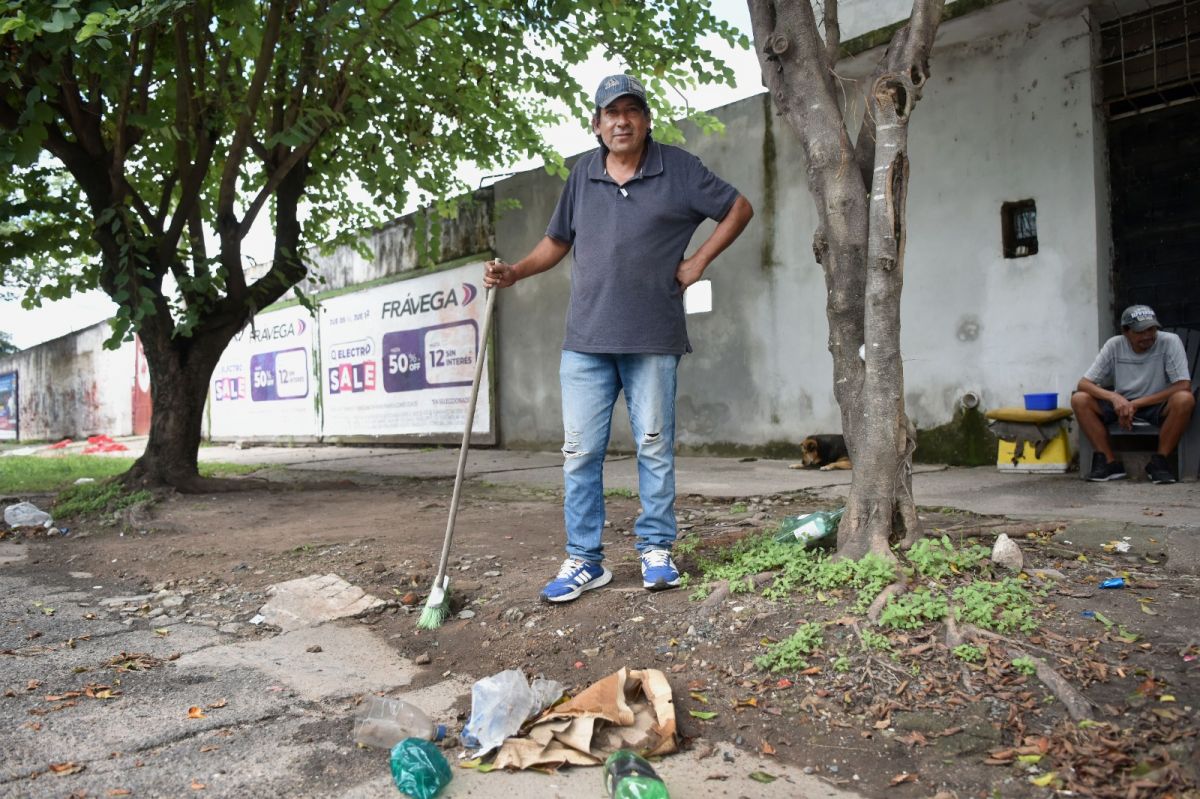 LIMPIEZA. Ernesto Fernández se ocupó de la higiene luego de la fiesta, aunque destacó el buen comportamiento de todos los hinchas.