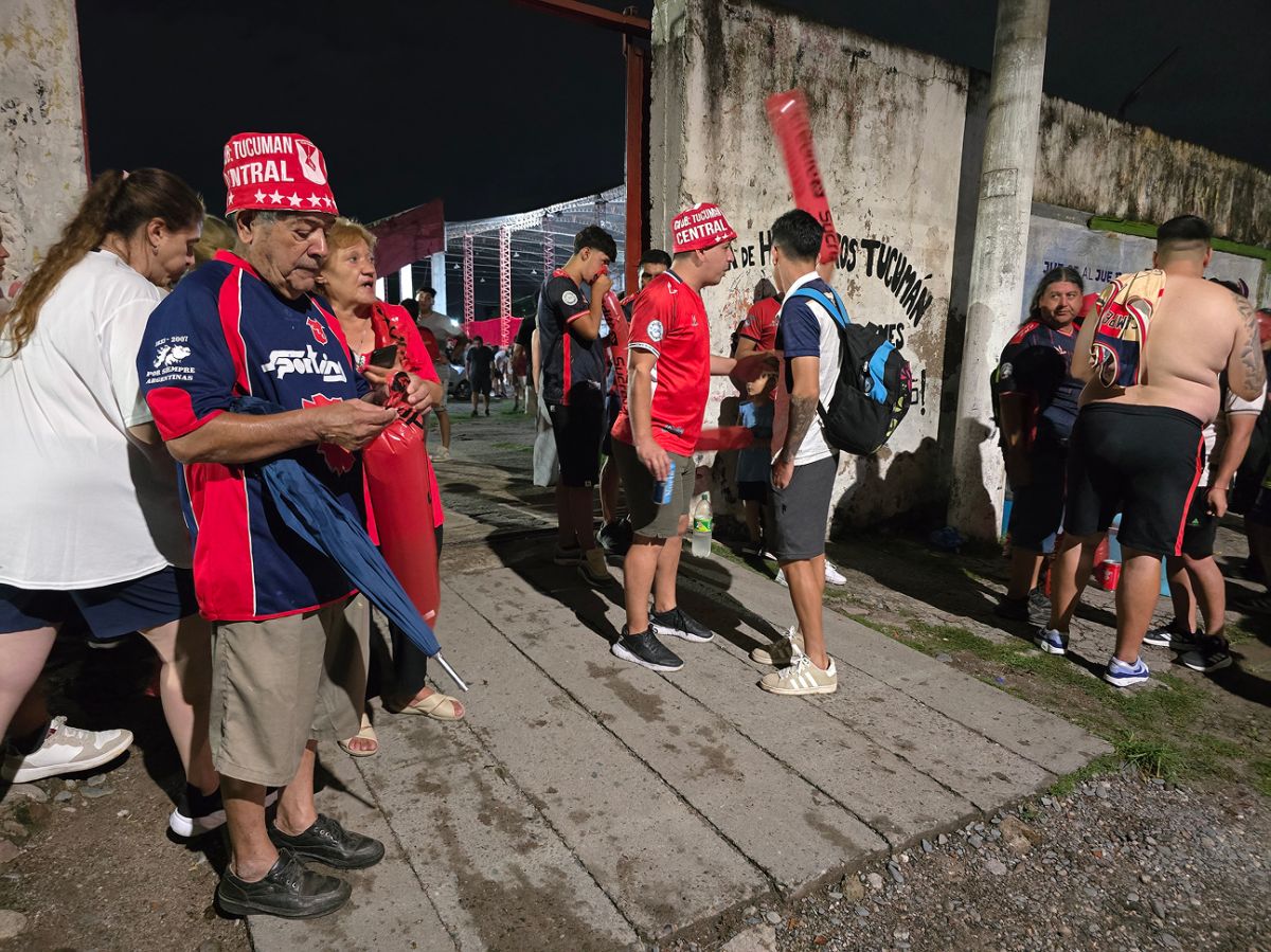 Madrugada histórica en Villa Alem: así esperaron a Tucumán Central tras el ascenso al Federal A