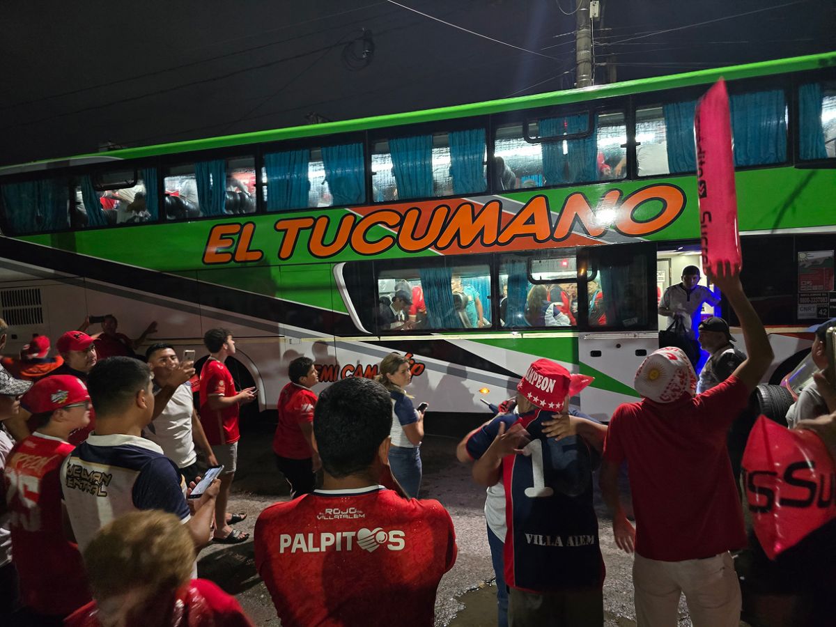 Madrugada histórica en Villa Alem: así esperaron a Tucumán Central tras el ascenso al Federal A