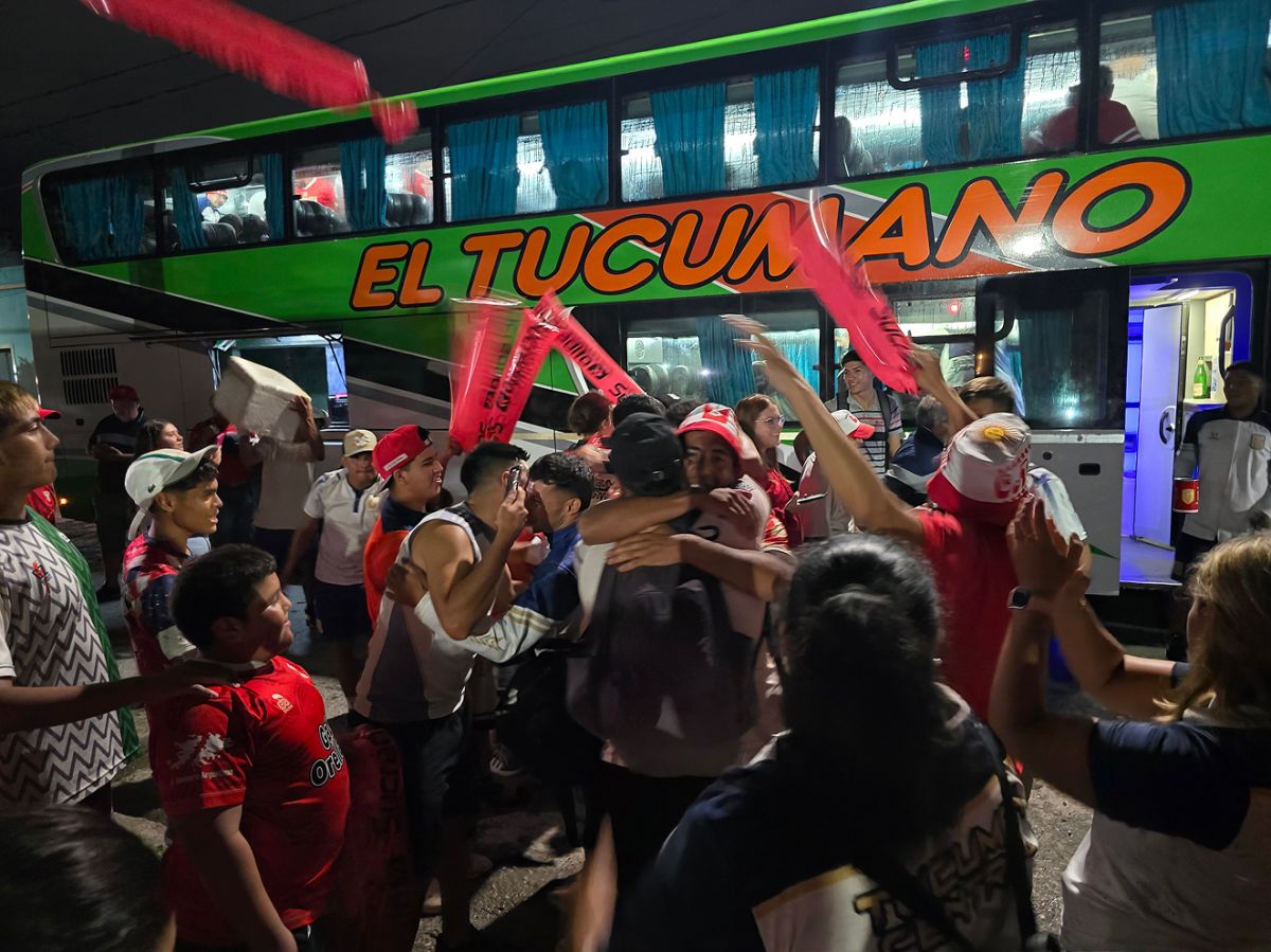 Madrugada histórica en Villa Alem: así esperaron a Tucumán Central tras el ascenso al Federal A