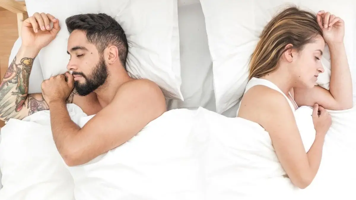 ¿Te preocupa que tu pareja duerma dándote la espalda? Esto dicen los expertos