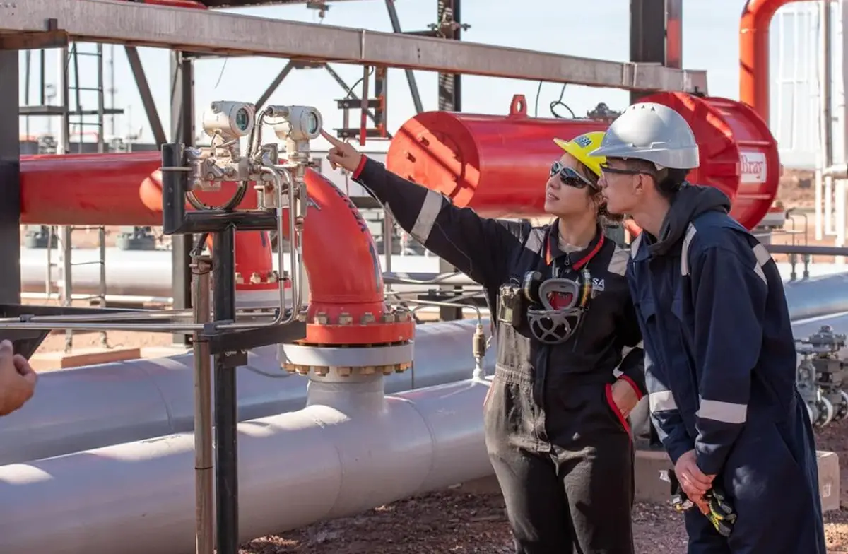 TÉCNICOS PARA EL YACIMIENTO. Perforación, mantenimiento e instrumentación están entre los perfiles más buscados por la industria energética, con sueldos que superan los $3 millones. / VACA MUERTA