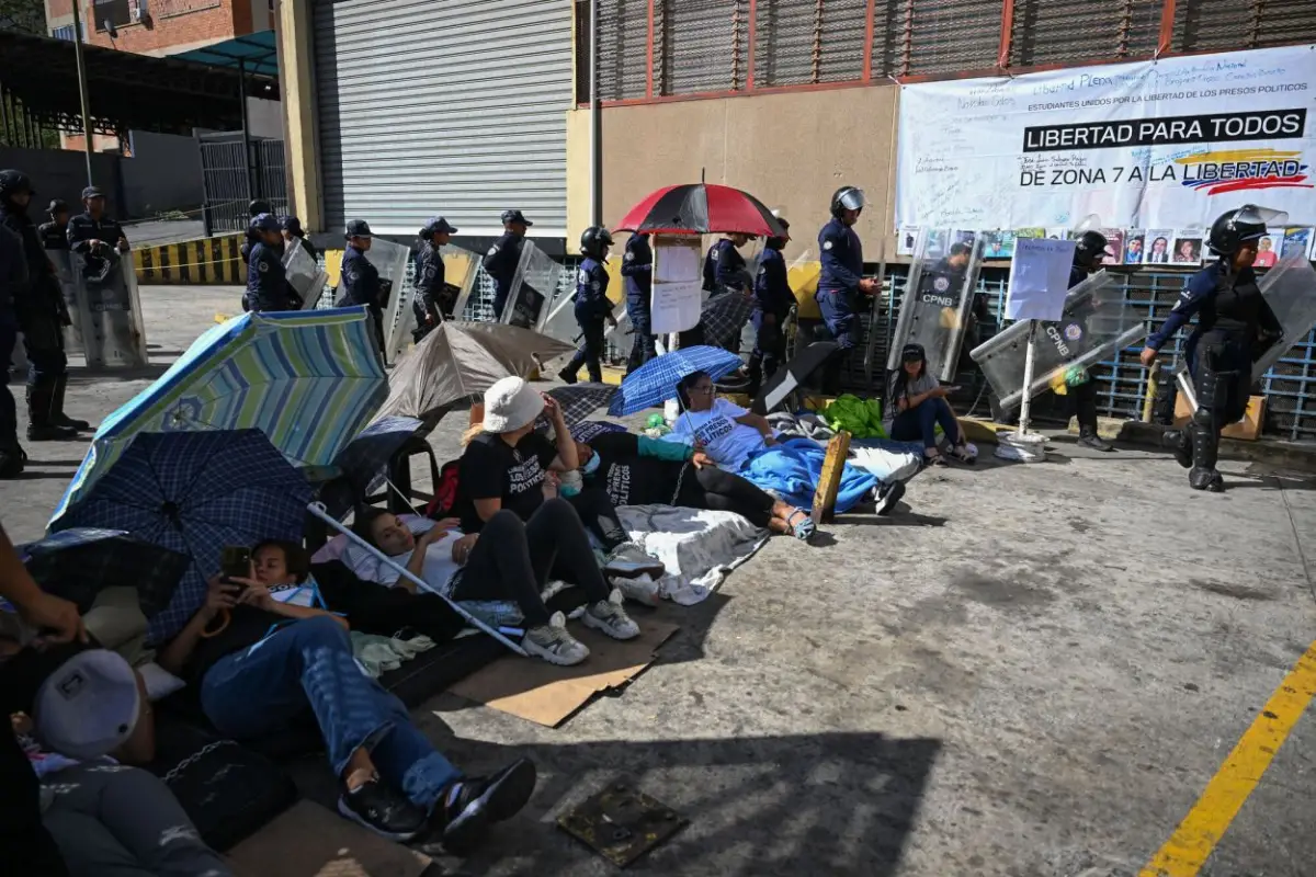 ESPERA. Familiares de prisioneros acampan en la vereda de la sede de la Policía Nacional Bolivariana, en Caracas.