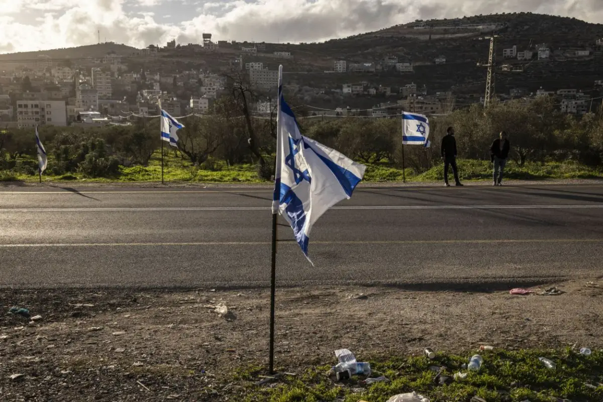 OCUPACIÓN. Banderas israelíes se extienden sobre territorios palestinos.