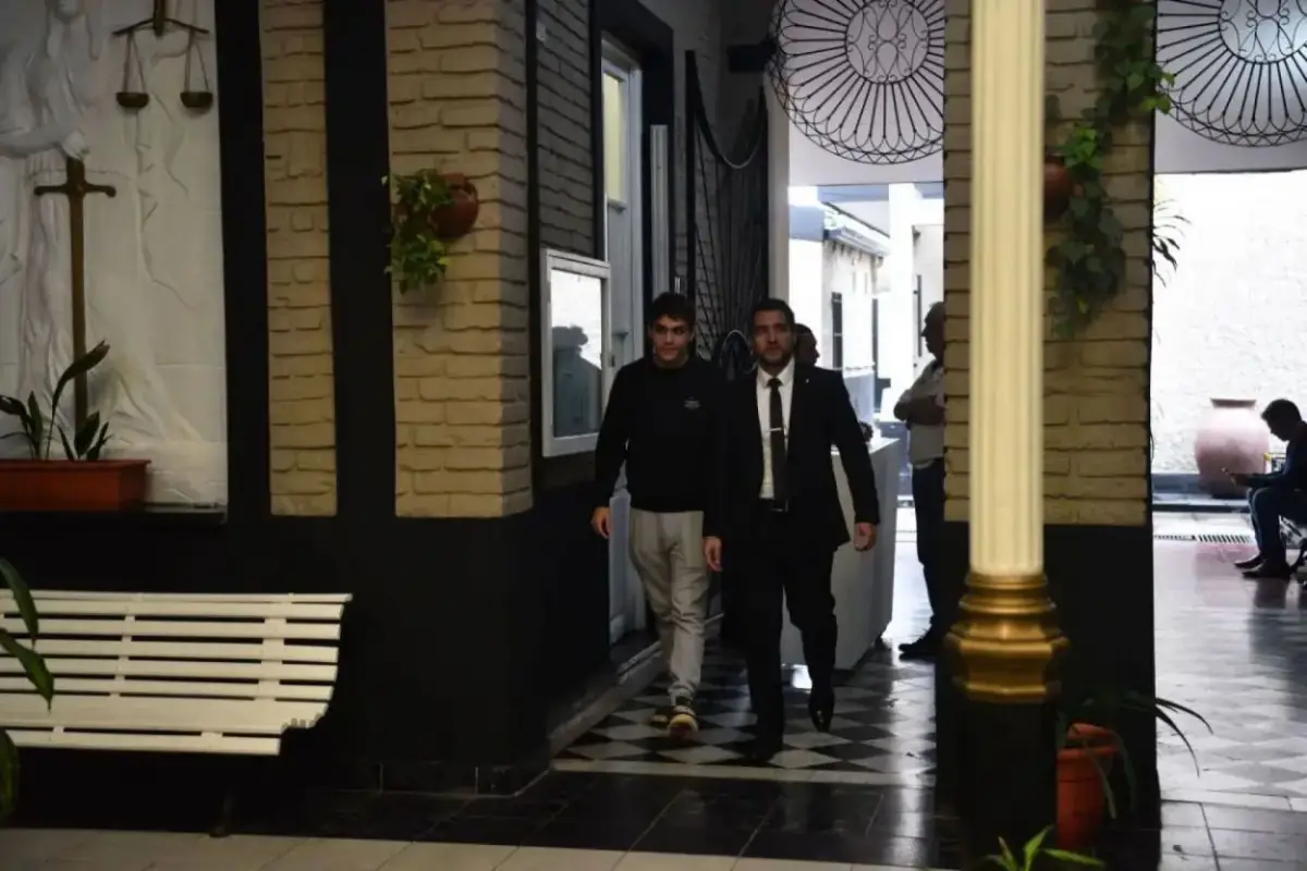 MOMENTO ESPERADO. Santiago Bagne ingresa a los tribunales acompañado por su defensor Gonzalo Ascárate.