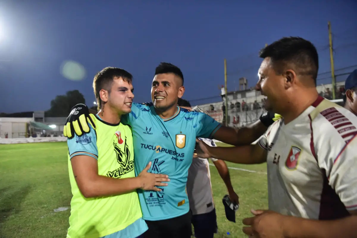 ABRAZO. Moyano, Néstor Tonini y Bruno Vergara, entrenador de arqueros de Tucumán Central.