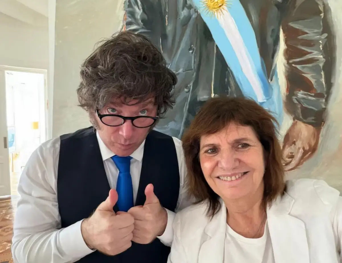 Patricia Bullrich junto a Javier Milei luego de una reunión en Olivos.