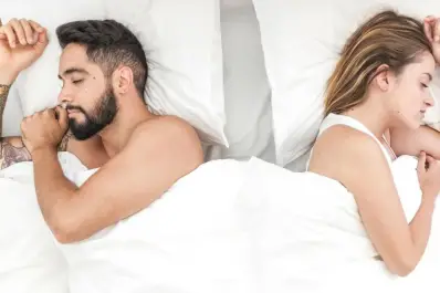 ¿Te preocupa que tu pareja duerma dándote la espalda? Esto dicen los expertos
