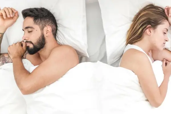 ¿Te preocupa que tu pareja duerma dándote la espalda? Esto dicen los expertos