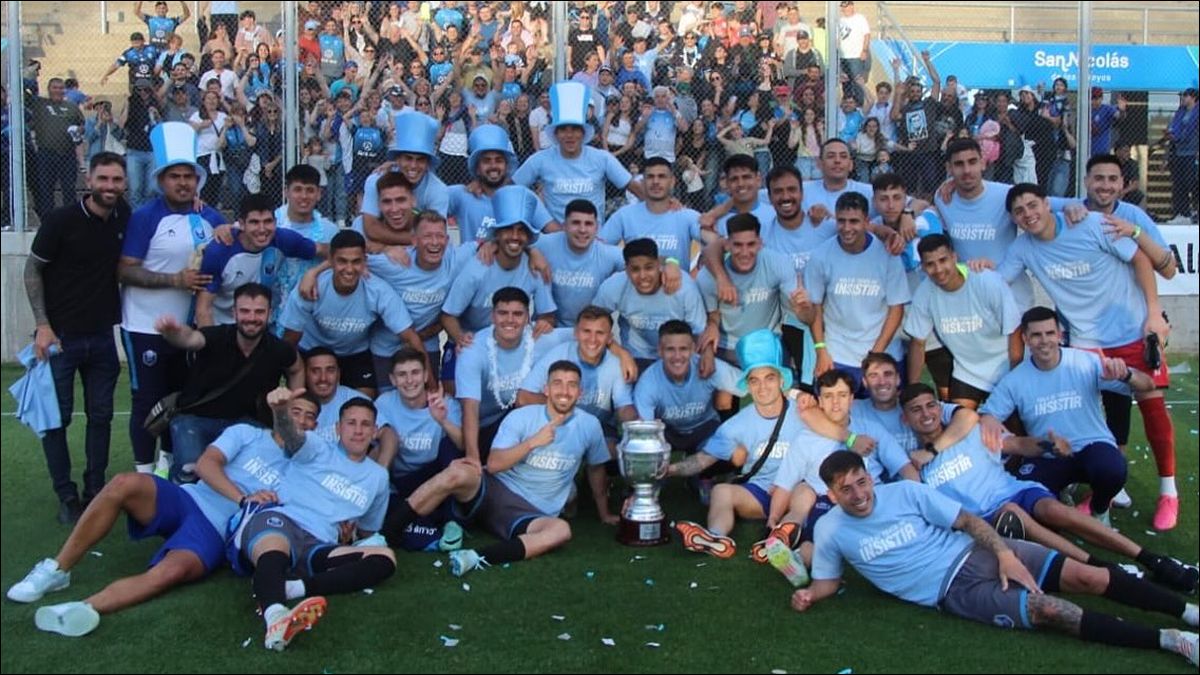 ASCENSO HISTÓRICO. El equipo bonaerense selló su llegada a la Primera Nacional tras imponerse por penales a Atlético de Rafaela en San Nicolás.