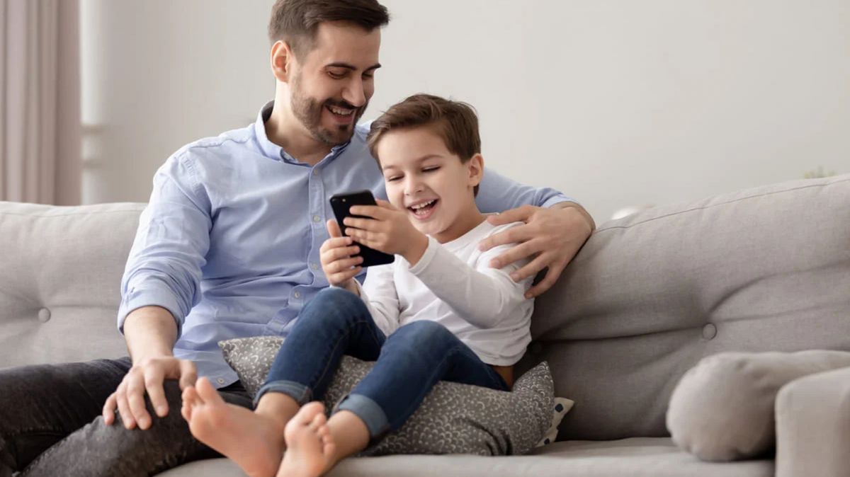 DECISIONES. Algunos padres van entregando de a poco los aparatos electrónicos a sus hijos. Otros son más restrictivos.