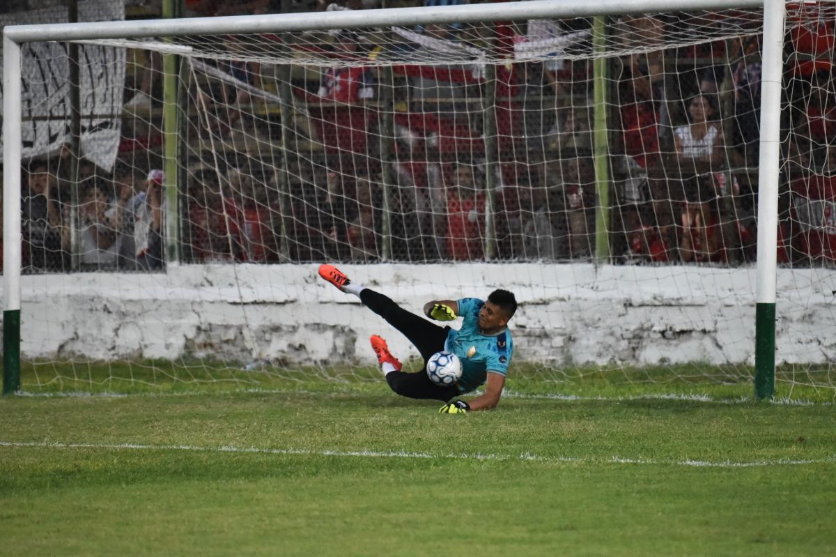 FORTALEZA DE PIERNAS. Moyano esperó hasta el final y logró atajar dos penales.