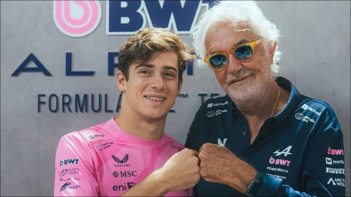 EXPECTATIVAS. Briatore siguió de cerca el trabajo de Colapinto en Bahréin y valoró su evolución en la pretemporada.