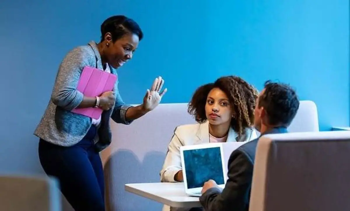 SIN QUERER. Una interrupción suele malentenderse.