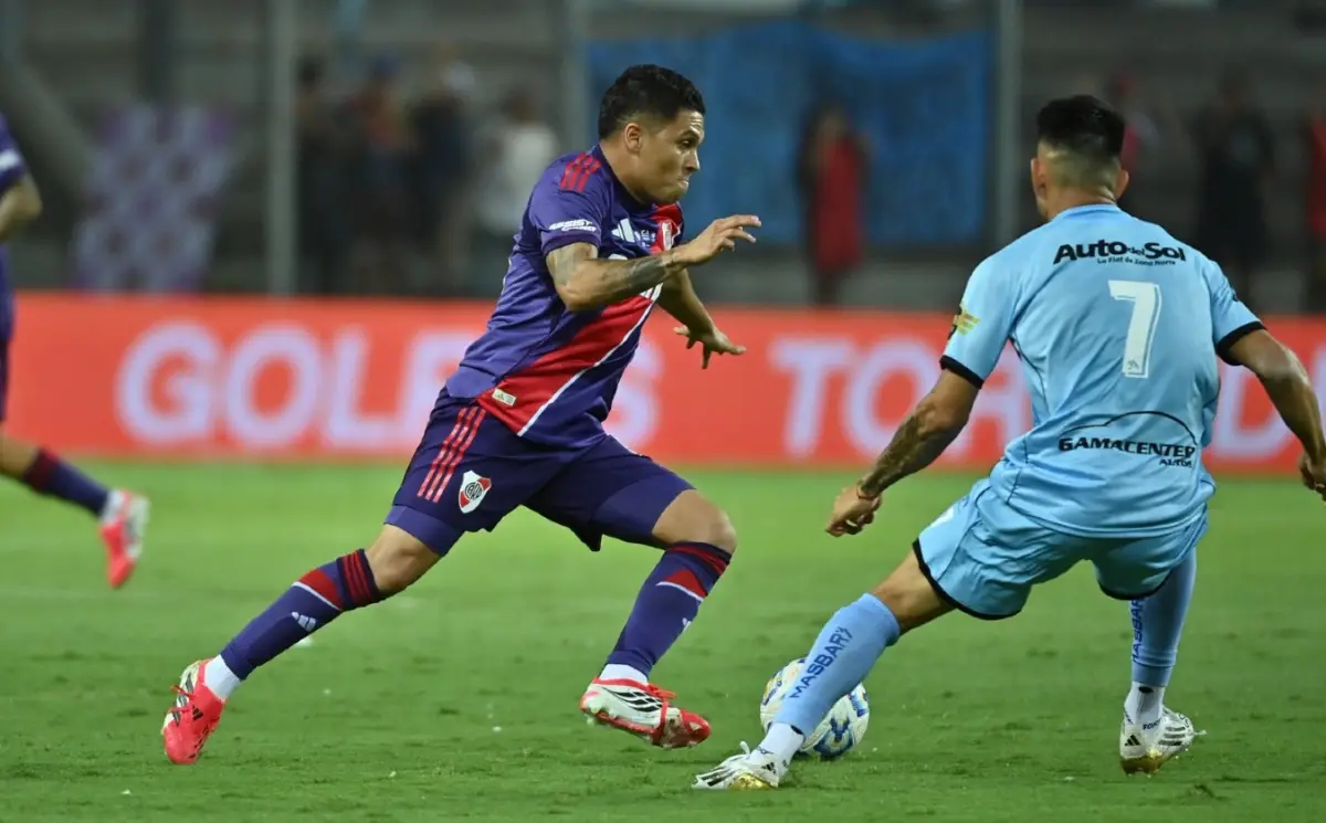CON LA PELOTA DOMINADA. El colombiano Juan Fernando Quintero, autor del único gol del partido, fue la figura en San Luis.