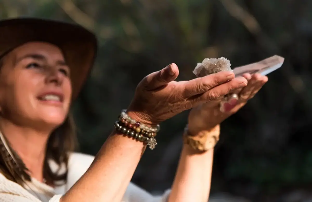 ENERGÍA, LUZ Y SOMBRAS. Alejandra es una bioterapeuta que nació en Santiago del Estero pero vivió 30 años en Tucumán e invita a equilibrar el alma con cristales. / CORTESÍA ALEJANDRA DUCCA