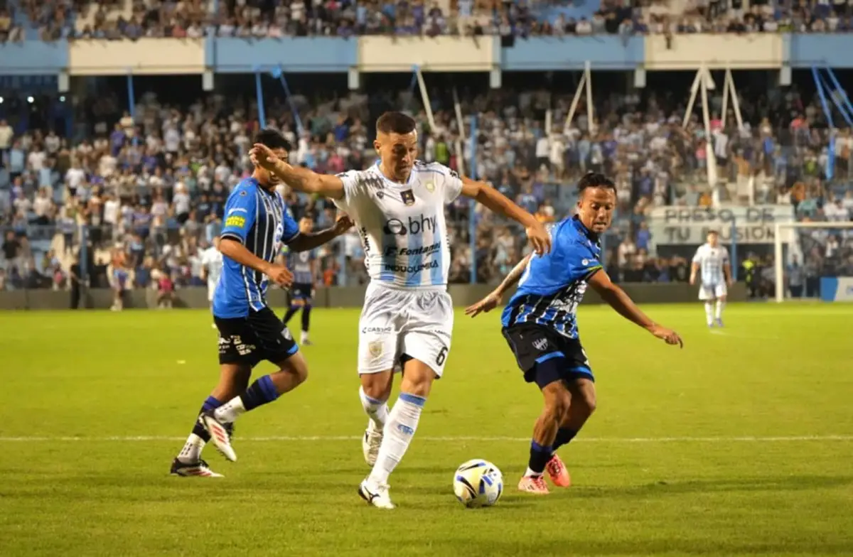 SUMÓ DE VISITANTE. En su debut en la nueva temporada, el equipo dirigido por Gabriel Gómez sumó un punto en su visita a la Crema.